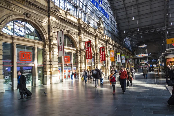 Lidé přijíždějící nebo odjíždějící na frankfurtské hlavní nádraží — Stock fotografie