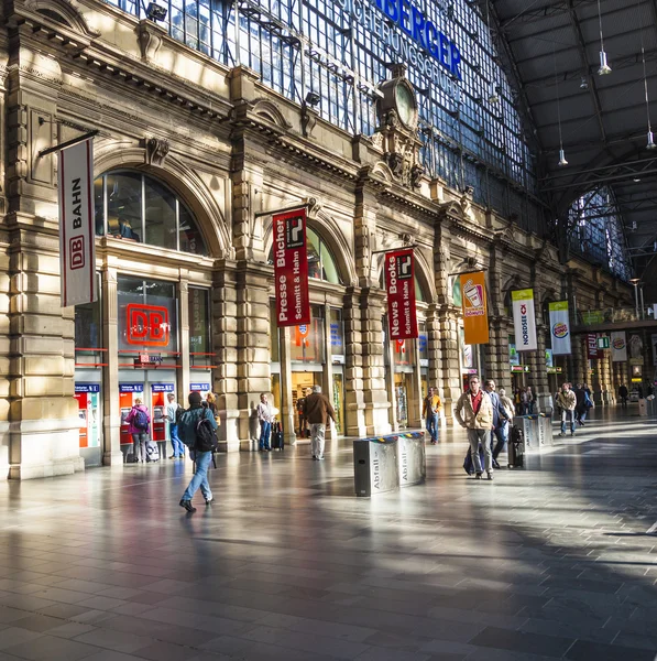 Lidé přijíždějící nebo odjíždějící na frankfurtské hlavní nádraží — Stock fotografie