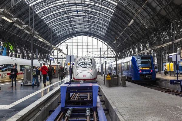 Mensen die aankomen of vertrekken in de Frankfurt belangrijkste trein station — Stockfoto