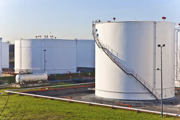 White tanks in tank farm with blue sky — Stock Photo, Image