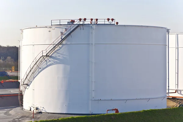 Vita tankar i tank gård med blå himmel — Stockfoto