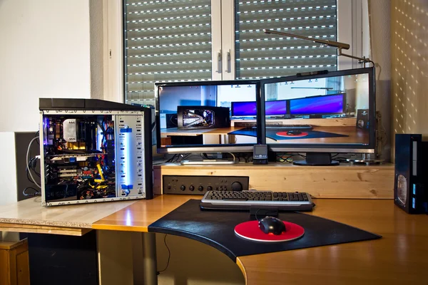 PC kişisel bilgisayar 2 düz ekran televizyon, modding ve resmi — Stok fotoğraf