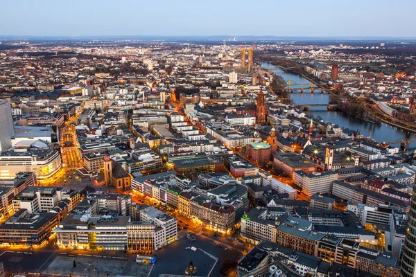 Luchtfoto van Frankfurt am Main's nachts — Stockfoto