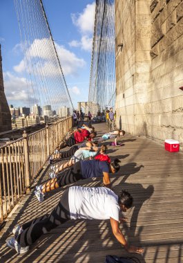 push-up new York'ta brooklyn köprüsünde