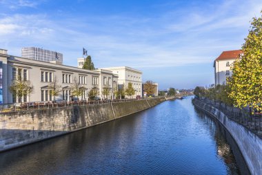 Berlin'in binalar ve Spree Nehri nakliye bir tekne