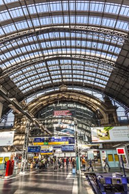 Frankfurt am Main street ile gökdelen