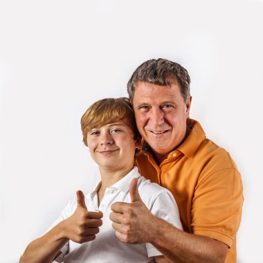 Baba oğul kucaklaşması.