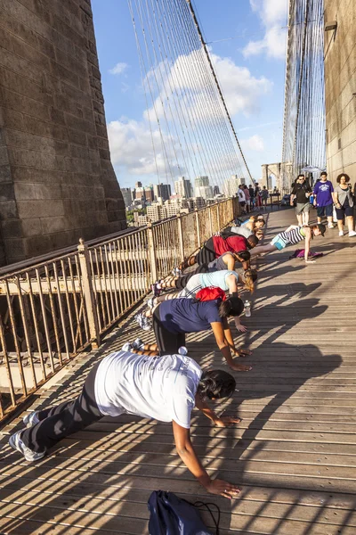 Mensen genieten van oefeningen in brooklyn bridge in new york — Stockfoto