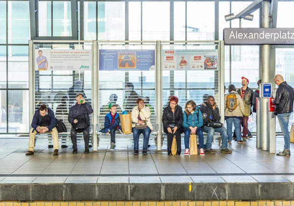 Persone viaggiano alla stazione della metropolitana Alexanderplatz a Berlino — Foto Stock