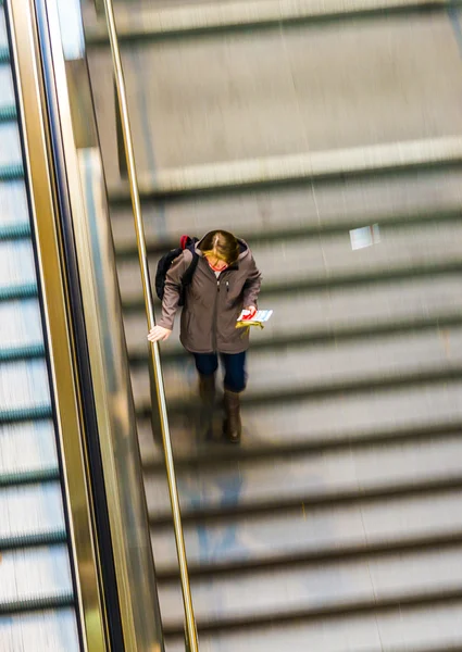 Ludzie wewnątrz Berlin centrum dworzec w Berlinie, niemiecki — Zdjęcie stockowe