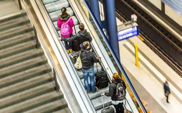 Personer inom det Berlin Central tågstation i Berlin, Tysk — Stockfoto