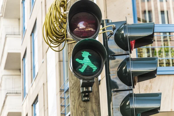 Ampelmann är en känd symbol visas på fotgängare signaler i th — Stockfoto