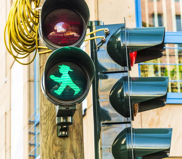 Ampelmann är en känd symbol visas på fotgängare signaler i th — Stockfoto