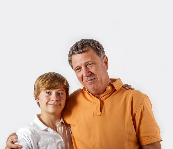Far og sønn som klemmer – stockfoto