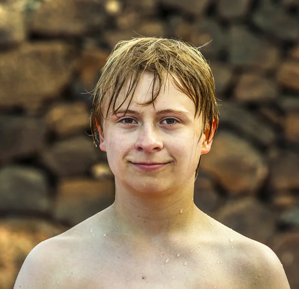 Retrato de menino na piscina — Fotografia de Stock