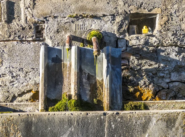 Vodní fontána na statku v Seigne des Alpy — Stock fotografie