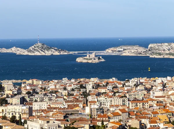 Letecký pohled na jeden z ostrovů Frioul a město Marseil — Stock fotografie