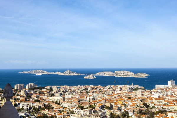 Vista aérea de uma das ilhas de Friul e da cidade de Marseil — Fotografia de Stock