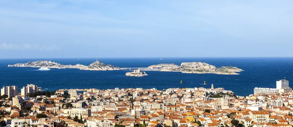 Vista aérea de uma das ilhas de Friul e da cidade de Marseil — Fotografia de Stock