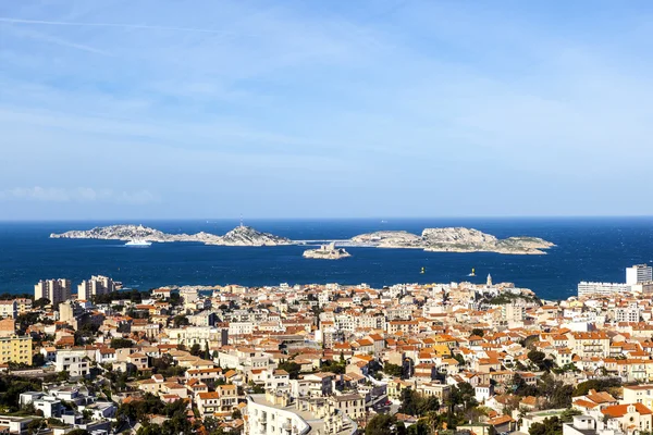 Vista aérea de uma das ilhas de Friul e da cidade de Marseil — Fotografia de Stock