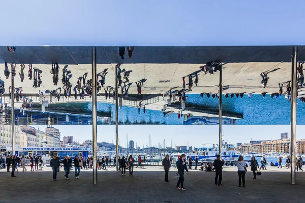 Mensen bezoeken Norman Fosters paviljoen met gespiegelde plafond — Stockfoto