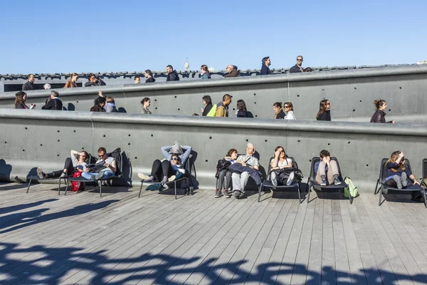 人们放松在博物馆的欧洲和地中海高建群 — 图库照片