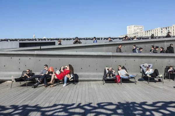 Menschen entspannen sich im Museum der europäischen und mediterranen Zivilisation — Stockfoto