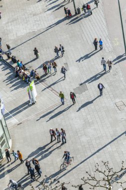 insanlar zeil öğle Frankfurt'ta yürüyüş