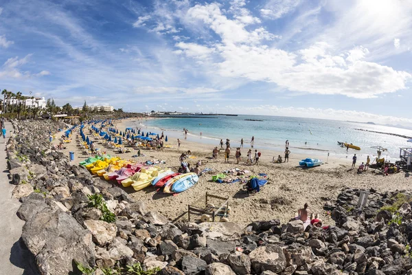 Les gens aiment se coucher à la plage Playa Dorada — Photo