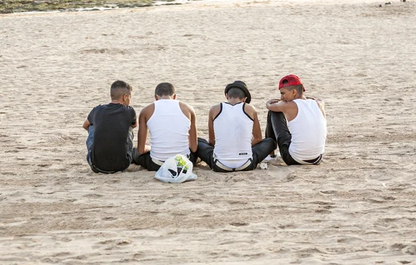 仲間のタンクを着ている若い人たちは、ビーチで座る — ストック写真