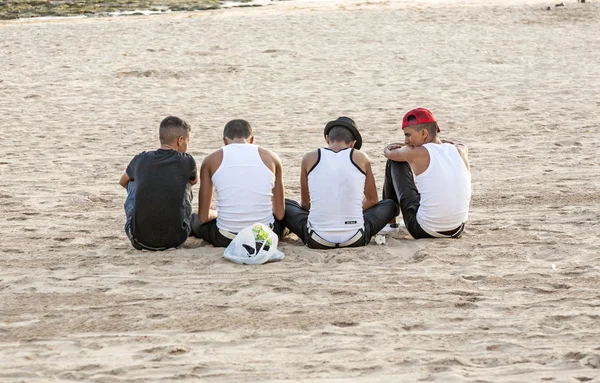 Jovens vestindo tanques Bro sentar na praia — Fotografia de Stock