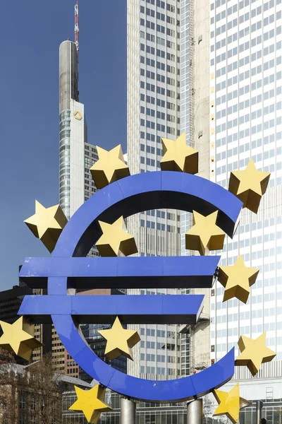 Firma del euro fuera del Banco Central Europeo — Foto de Stock