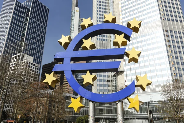 Das Euro-Zeichen außerhalb der Europäischen Zentralbank — Stockfoto