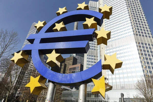 Firma del euro fuera del Banco Central Europeo — Foto de Stock