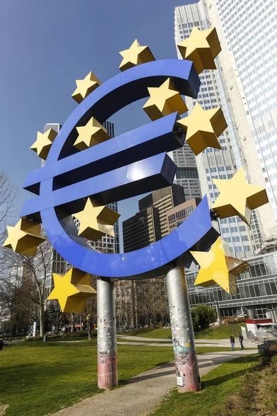 Firma del euro fuera del Banco Central Europeo — Foto de Stock