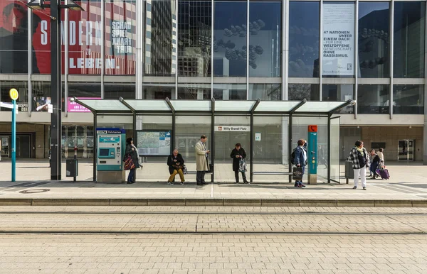 Willi Brandt Platz tren istasyonunda insanlar bekler — Stok fotoğraf