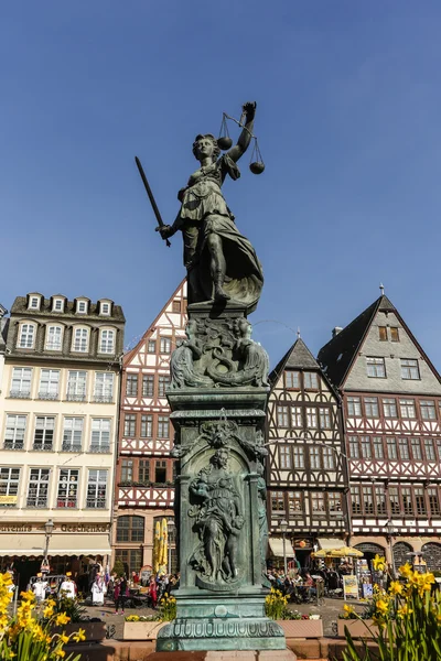 フランクフルト、ドイツで正義の女神像 — ストック写真