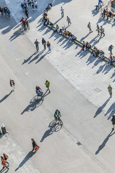 Lidé chodí podél zeil v poledne ve Frankfurtu — Stock fotografie