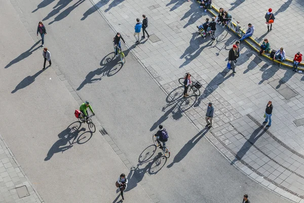 Lidé chodí podél zeil v poledne ve Frankfurtu — Stock fotografie