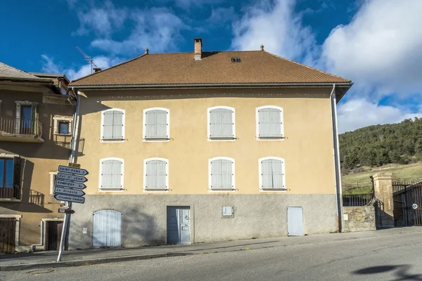 Pueblo con casas antiguas en Seyne les Alps — Foto de Stock