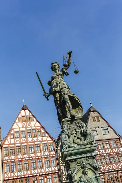Tatue of Lady Justice in Frankfurt, Alemania — Fotografia de Stock