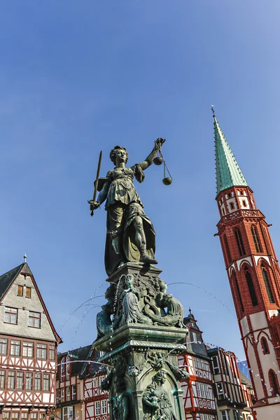 Tatue Lady spravedlnosti ve Frankfurtu nad Mohanem, Německo — Stock fotografie