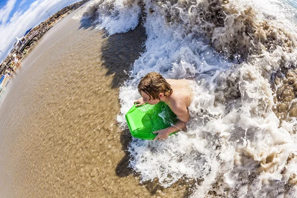 Chłopak cieszy się surfingu w fale — Zdjęcie stockowe