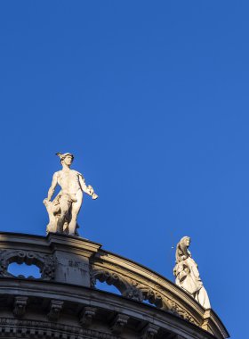 Max Josephs adlı eski bir binanın çatı, kumtaşı heykeller 