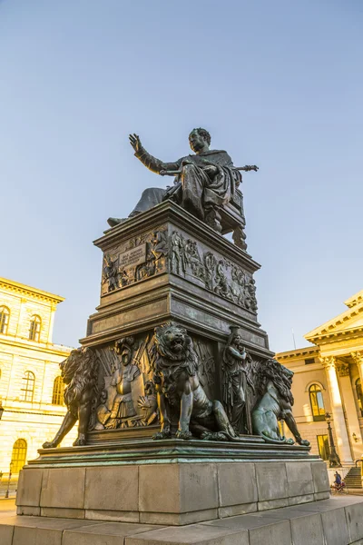 Residência de Munique com estátua do rei Luitpold — Fotografia de Stock