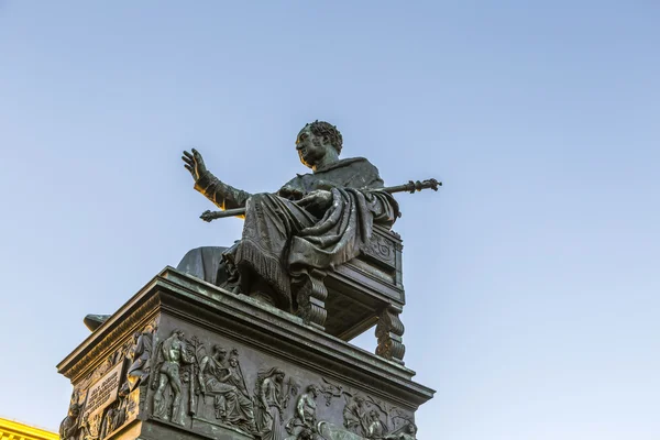 Residência de Munique com estátua do rei Luitpold — Fotografia de Stock