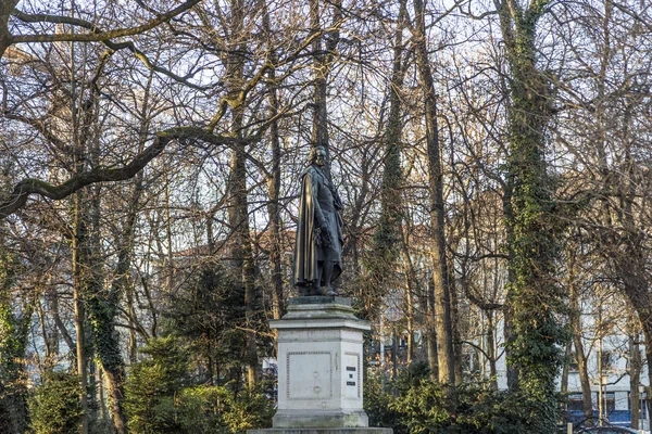 Staty av Friedrich von Schiller på Maximiliansplatz i Muni — Stockfoto