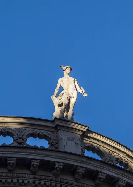 Statui din gresie pe acoperișul unei clădiri vechi de la Max Josephs — Fotografie, imagine de stoc