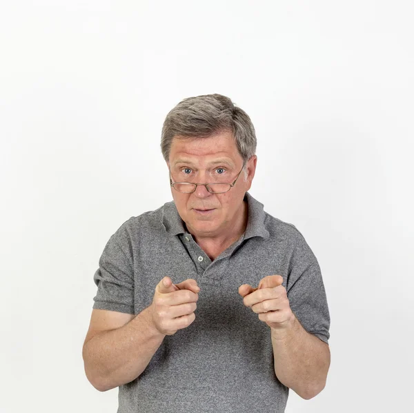 Lächelnder älterer Mann mit grauem Poloshirt — Stockfoto