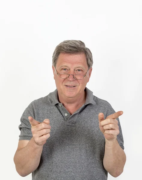 Улыбающийся взрослый мужчина в серой рубашке поло — стоковое фото